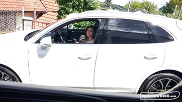 Egy kis készpénzért boldogan eljátszadozott a hatalmas dákóval a francia szépség