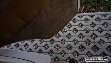 Egy kis készpénzért boldogan eljátszadozott a hatalmas dákóval a francia szépség