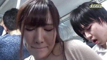 A buszon dugatta meg a pinácskáját a lyukas harisnyájában a felizgult kínai csajszi