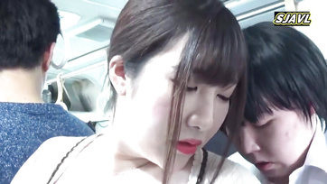 A buszon dugatta meg a pinácskáját a lyukas harisnyájában a felizgult kínai csajszi