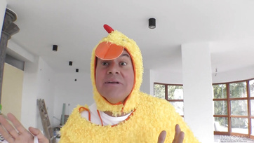 Egy hatalmas faszt hozott a nyuszi az análimádó tini lánynak húsvétkor