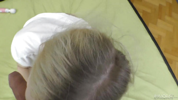 Egy hatalmas faszt hozott a nyuszi az análimádó tini lánynak húsvétkor