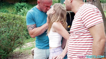 A nyáron megtörtént életem első édeshármasa a szabadban a pasimmal és a mostohaapámmal