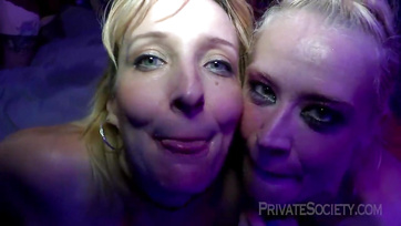 Csak azokat a pajkos csajokat engedték be a buliba akik hajlandóak voltak levetkőzni