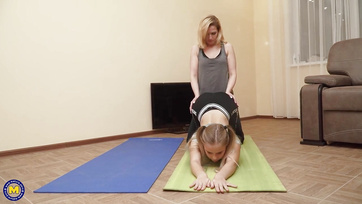 A leszbikus jógaoktatónő felizgult a 18 éves tini lány hamvas puncija láttán