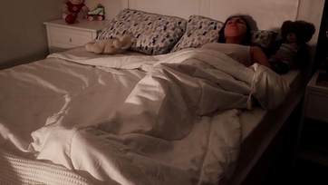 A játék közben megkívánta egymást a félmeztelen anyuka és a kanos mostohafiacskája