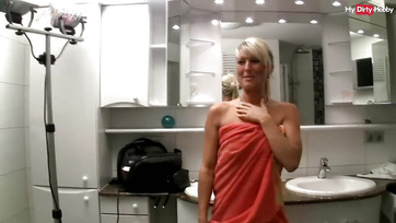 A fiatal fiúnak sikerült becsúsztatnia az erektált farkát a haverja anyjának pinájába