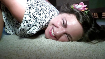 Boldogan szopta a méretes csoki dákót a duci háziasszony mielőtt durván seggberakták