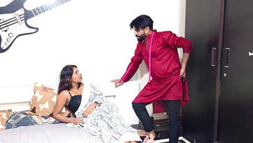 Levetkőztette a szexi indiai leányzót és elkezdte puszilgatni a hatalmas cicijeit