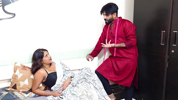 Levetkőztette a szexi indiai leányzót és elkezdte puszilgatni a hatalmas cicijeit