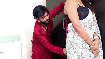 Levetkőztette a szexi indiai leányzót és elkezdte puszilgatni a hatalmas cicijeit