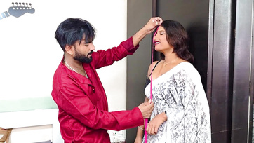 Levetkőztette a szexi indiai leányzót és elkezdte puszilgatni a hatalmas cicijeit