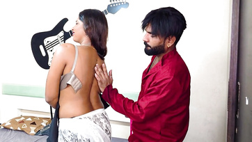 Levetkőztette a szexi indiai leányzót és elkezdte puszilgatni a hatalmas cicijeit