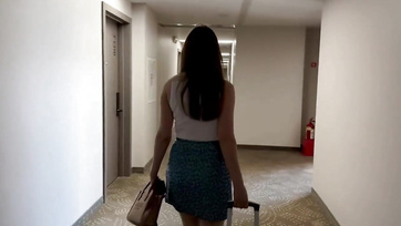 Először csak megfogdosta a nevelőanyukája csöcseit majd beakasztotta a farkát a puncijába