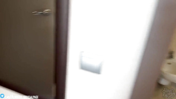 Először csak megfogdosta a nevelőanyukája csöcseit majd beakasztotta a farkát a puncijába