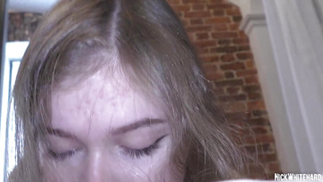 Az elbűvölő 18 éves tini lány egy idősebb pasival szerette volna elveszíteni a szüzességét