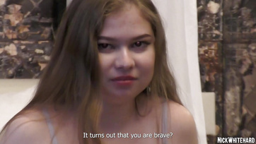 Az elbűvölő 18 éves tini lány egy idősebb pasival szerette volna elveszíteni a szüzességét