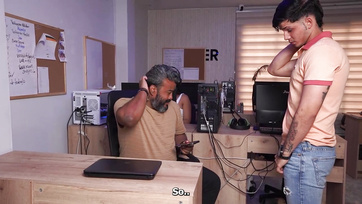 A nagymellű titkárnő pontosan tudja mit kell tennie a főnökével a plusz pénzért