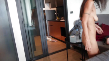 A karcsú ázsiai feleségnek meg lett töltve a pinácskája egy kis szopás és baszás után