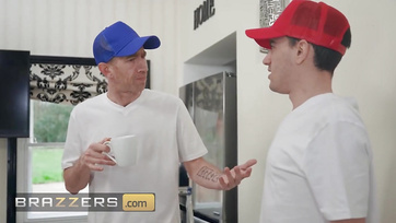 A szőkehajú műmellű milf feleség a puncijával hálálta meg a házfestőknek a segítséget