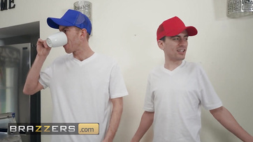 A szőkehajú műmellű milf feleség a puncijával hálálta meg a házfestőknek a segítséget