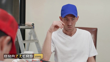 A szőkehajú műmellű milf feleség a puncijával hálálta meg a házfestőknek a segítséget