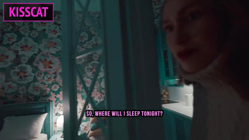 A nagycsöcsű nevelőanyám nem tudott egyedül aludni úgyhogy átjött a szobámba dugni