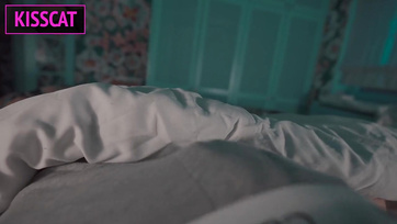 A nagycsöcsű nevelőanyám nem tudott egyedül aludni úgyhogy átjött a szobámba dugni