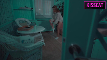 A nagycsöcsű nevelőanyám nem tudott egyedül aludni úgyhogy átjött a szobámba dugni