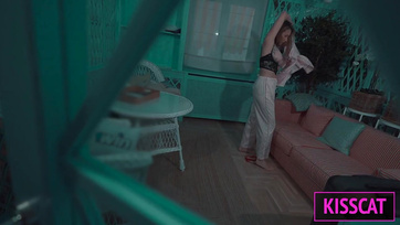 A nagycsöcsű nevelőanyám nem tudott egyedül aludni úgyhogy átjött a szobámba dugni