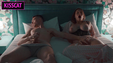 A nagycsöcsű nevelőanyám nem tudott egyedül aludni úgyhogy átjött a szobámba dugni