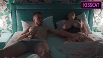 A nagycsöcsű nevelőanyám nem tudott egyedül aludni úgyhogy átjött a szobámba dugni