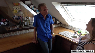 A konyhapulton kúrta meg a mostohalánya duci barátnőjét az az idős apuka