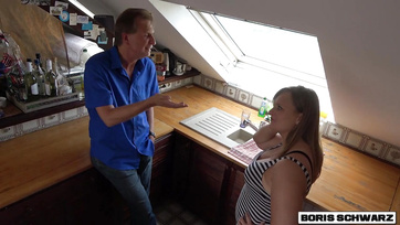 A konyhapulton kúrta meg a mostohalánya duci barátnőjét az az idős apuka