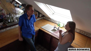 A konyhapulton kúrta meg a mostohalánya duci barátnőjét az az idős apuka