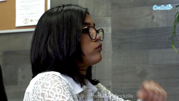 Eljátszadozott a futár fiú méretes dákójával a szexis szemüveges titkárnő