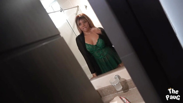 Boldogan megosztotta a dögös milf mostohaanyjával a szállodaszobáját a nyaraláson