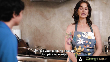 A félmeztelen anyuka képtelen volt visszautasítani a jóképű és nagyfaszú mostohafiát