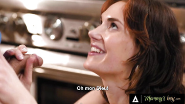 A félmeztelen anyuka képtelen volt visszautasítani a jóképű és nagyfaszú mostohafiát