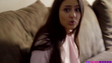 Odalógatta a hatalmas dákóját a maszturbáló mostoha húgának aki egyből be is kapta