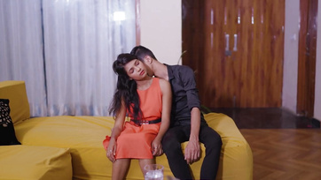 Kettesben maradtunk itthon és életemben először megdugtam a cuki 18 éves leányzót