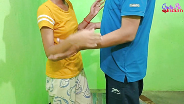 A 18 éves szeplőtlen indonéz lány először engedte hogy megujjazzák a kis punciját