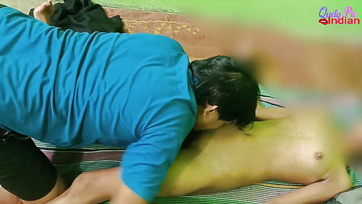 A 18 éves szeplőtlen indonéz lány először engedte hogy megujjazzák a kis punciját