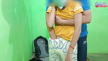 A 18 éves szeplőtlen indonéz lány először engedte hogy megujjazzák a kis punciját