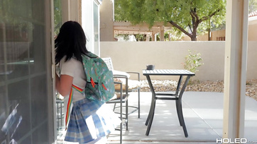 Miután megjárattam a popójában a dildót kihúztam és bevágtam neki a péniszemet