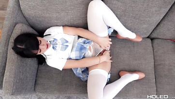 Miután megjárattam a popójában a dildót kihúztam és bevágtam neki a péniszemet