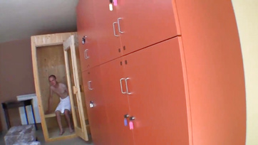 Hatalmasat spriccelt az ismeretlen milf hölgy jókora csöcseire a fiatal fiú