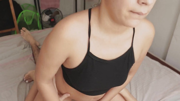 A rutinos anyuci hezitálás nélkül rámászott a mostohafia erektált péniszére