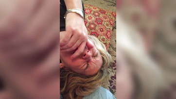 A cimborámmal lazultunk a nappaliban amikor a nejem elkezdte szopni a farkamat