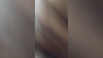 A cimborámmal lazultunk a nappaliban amikor a nejem elkezdte szopni a farkamat